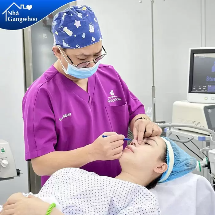 Bác sĩ trực tiếp thực hiện đo vẽ cho khách hàng trước khi nâng mũi